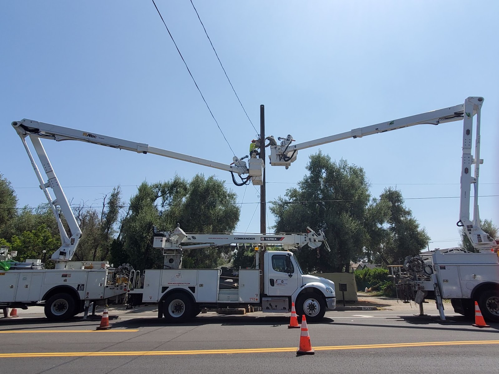 Damaged Wooden Pole on Foothill Blvd1